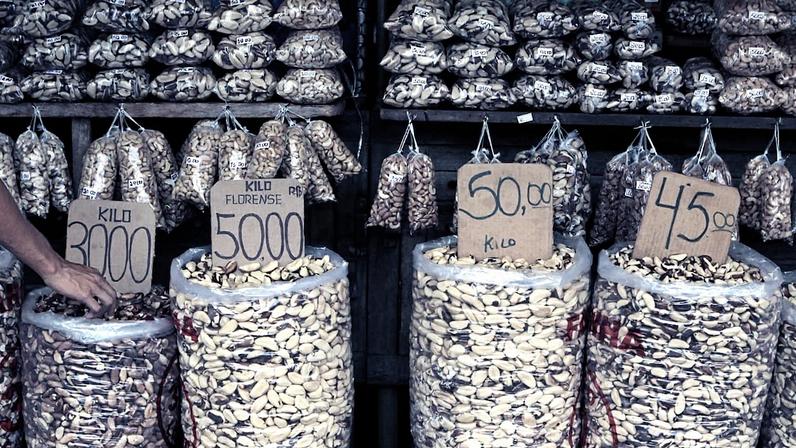 Castanhas à venda em Belém (PA); associações e cooperativas que comercializam o produto têm o governo como praticamente único cliente (Foto: Felipe Rau/Estadão)