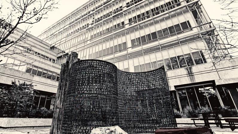 Escultura Kryptos: solução de enigma instalado na sede da CIA vai a leilão após 35 anos de segredo (Foto: Drew Angerer/The New York Times)