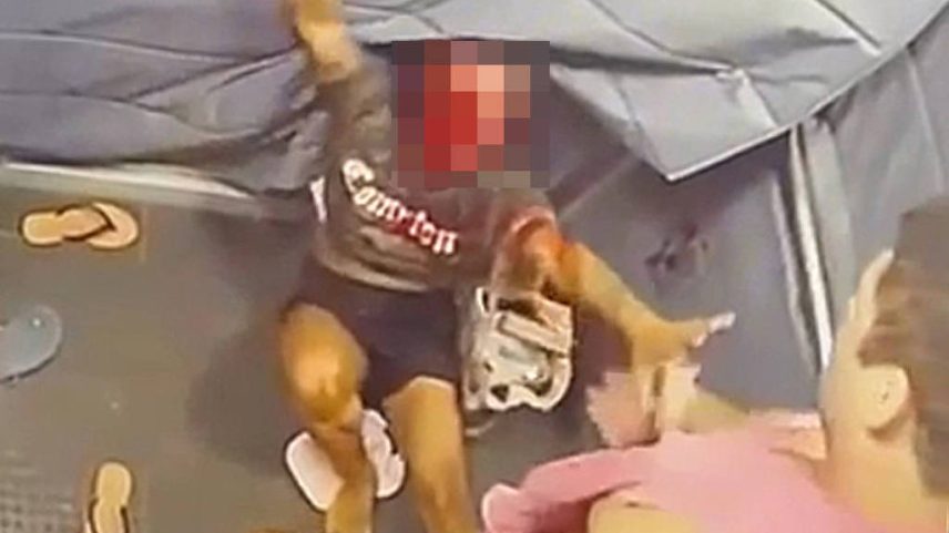 Imagem gravada por câmera de segurança mostra vítima caída após receber mais de 60 socos do namorado agressor dentro do elevador, em Natal (Foto: Reprodução)