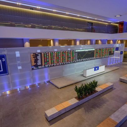 Ibovespa cai com ações da Petrobras em queda e investidores em alerta