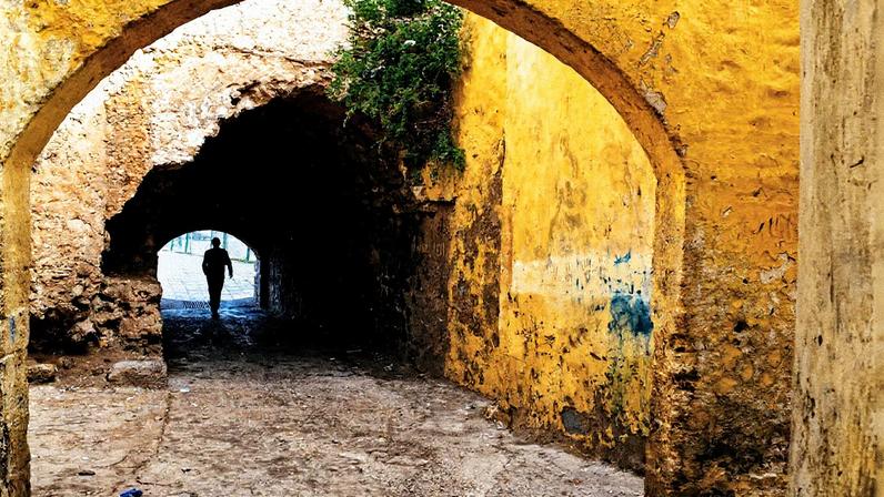 Uma pessoa caminha entre arcos na cidade fortificada de Al Jadida, em 2024. (Foto: Raquel Maria Carbonell Pagola/LightRocket via Getty Images)