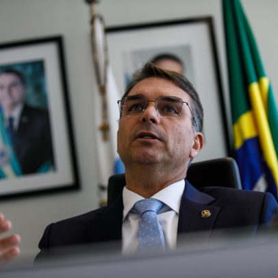 Flávio Bolsonaro considera prematuro definir Tarcísio como candidato em 2026