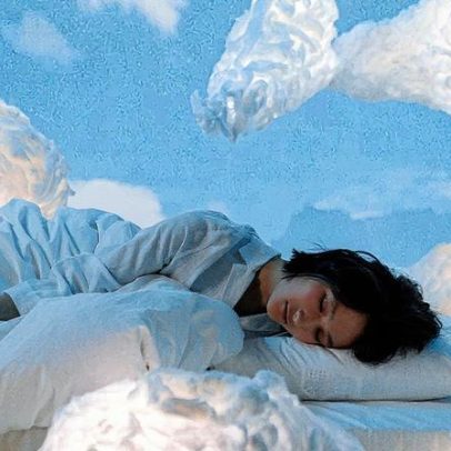 Monte seu quarto ideal com colchão denso, luz amarela e aroma de jasmim