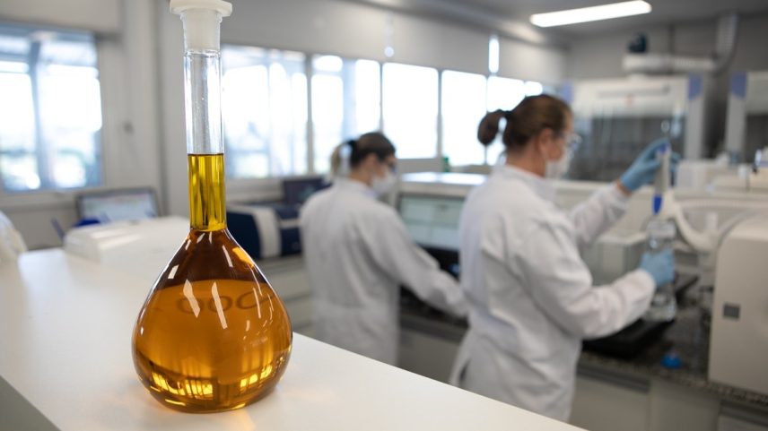 Laboratório da JBS, que criou a Biopower para produzir biodiesel — Foto: Divulgação/ JBS