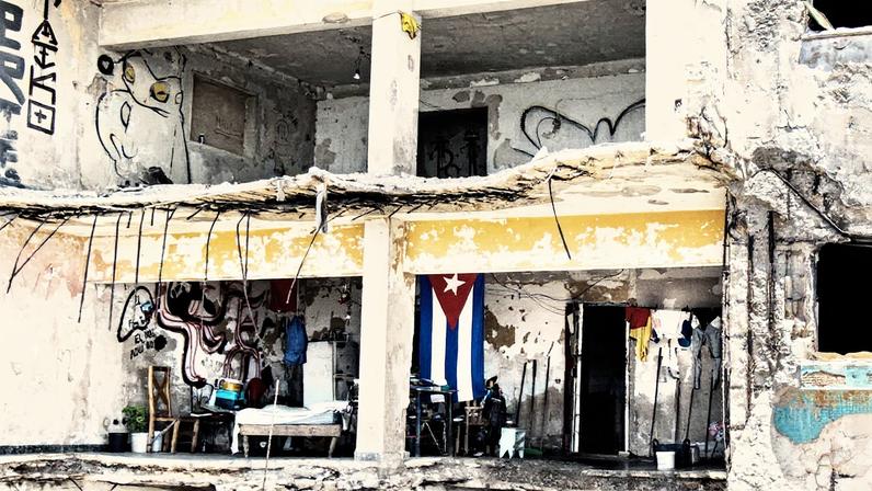 Edifício em ruínas ocupado por famílias em Miramar (La Habana), no dia 24 de julho. (Foto: MARCEL VILLA)