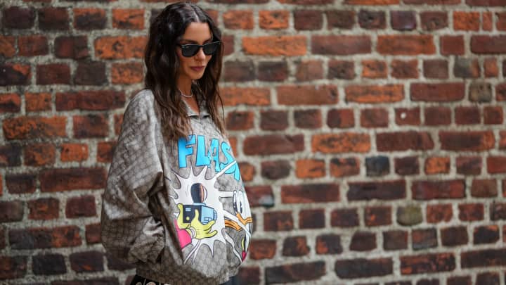 Um convidado usa um suéter vermelho de tricô da Gucci x Adidas, do lado de fora da Bluemarble, durante o desfile de moda masculina Primavera/Verão 2026 como parte da Semana de Moda de Paris em 26 de junho de 2025, em Paris, França. (Foto: Claudio Lavenia | Getty Images)