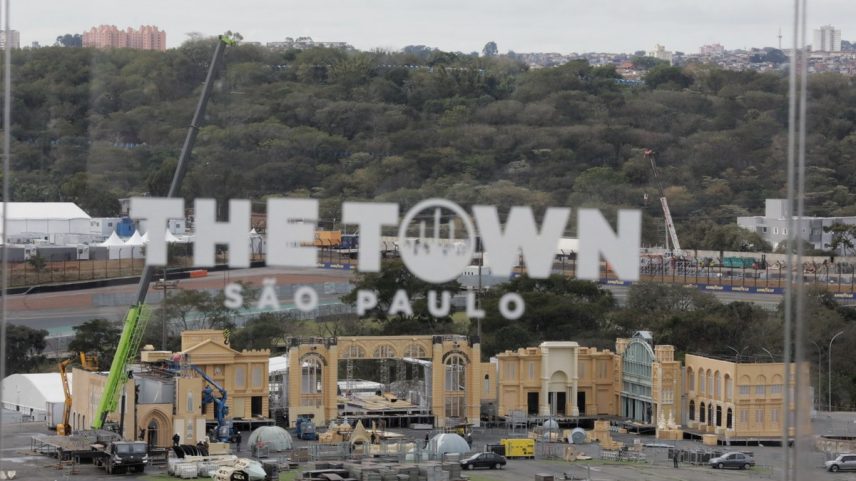Montagem do The Town no Autódromo de Interlagos: espaço do evento terá 460 mil metros quadrados de área total (Foto: Edilson Dantas)