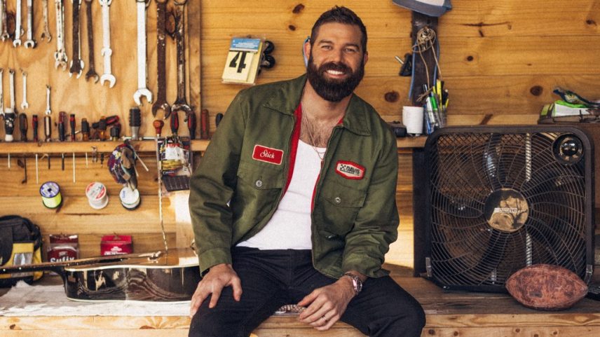 Jordan Davis' "Bar None" se torna seu 10º top 10 na parada Country Airplay. (Foto: Reprodução)