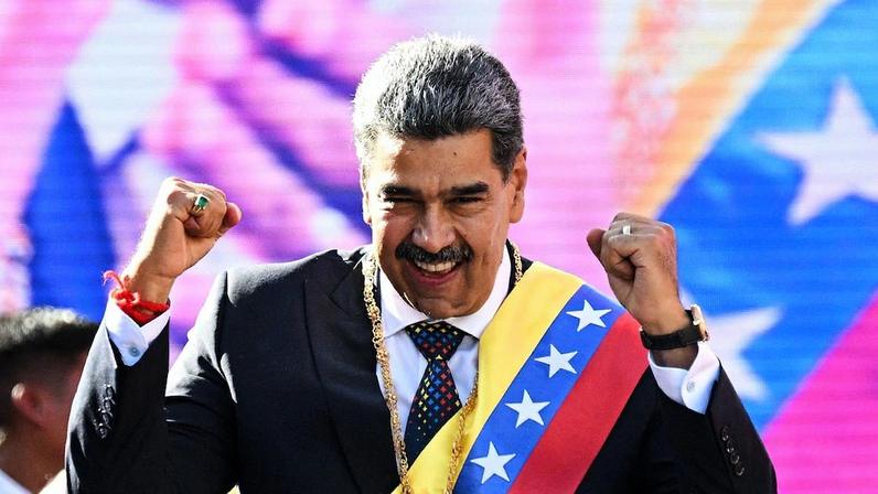 O ditador da Venezuela, Nicolás Maduro, acena para apoiadores no Palácio de Miraflores, em Caracas, Venezuela (Foto: Federico Parra/AFP)