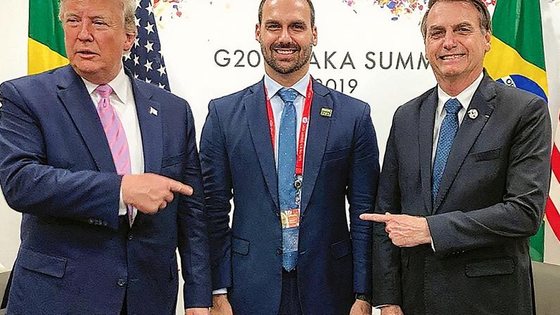 Relações - Trump, Eduardo e Bolsonaro em 2019, durante o G20 no Japão: proximidade antiga (Foto: @BolsonaroSP/Instagram)