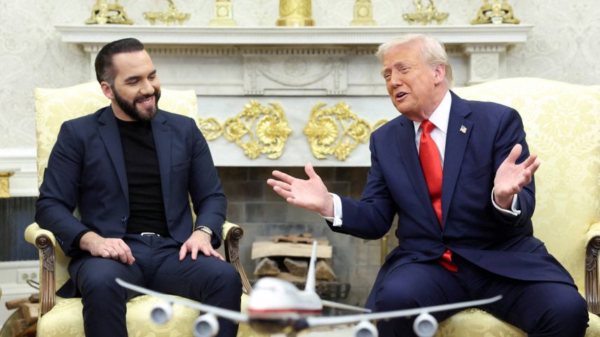 Os presidentes de El Salvador, Nayib Bukele, e dos Estados Unidos, Donald Trump, durante encontro no Salão Oval em Washington (Foto: Kevin Lamarque - 14.abr.25/Reuters)