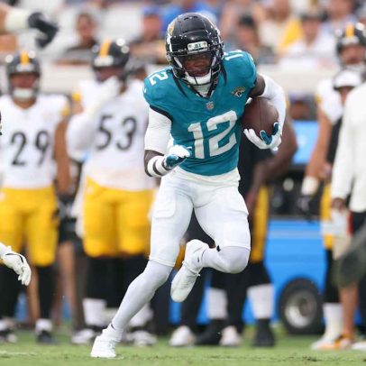 Travis Hunter brilha em sua estreia, atuando no ataque e defesa pelos Jaguars