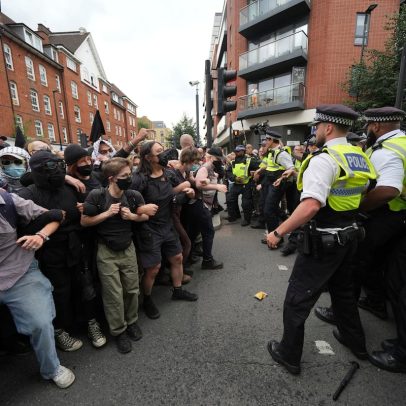 Keir Starmer divulga etnia de suspeitos de agressão sexual sob pressão da ultradireita