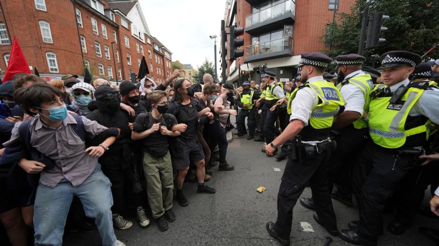 A polícia forma uma barreira no dia 2 de agosto contra os manifestantes reunidos em frente ao hotel de Londres que acolhe solicitantes de asilo (Foto: AP)