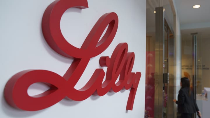 O logotipo da Eli Lilly & Co. na instalação do Digital Health Innovation Hub da empresa em Cingapura, na quinta-feira, 14 de novembro de 2024. (Foto: Ore Huiying | Bloomberg | Getty Images)