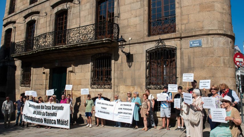 Concentração diante da Casa Cornide nesta segunda-feira em A Coruña. (Foto: VANESSA CASTELEIRO)