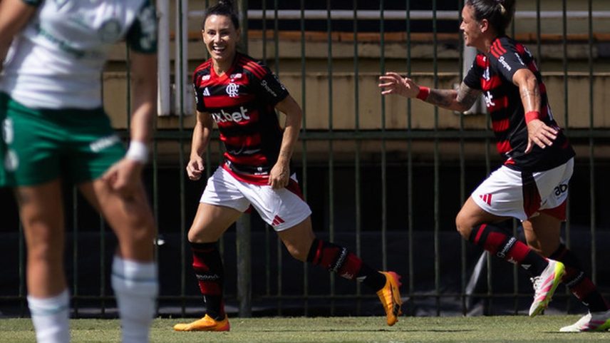Jucinara bateu falta e marcou o segundo gol do Flamengo contra o Palmeiras nas quartas de final do Brasileirão Feminino 2025 (Foto: Mariana Sá /Flamengo / Divulgação)