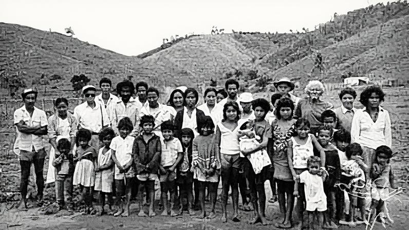 Famílias Krenak na Fazenda Guarani no começo dos anos 70 depois de serem retiradas à força de suas terras. (Foto: Ligia Simonian, 1987 / Conselho Indigenista Missionário (Cimi))