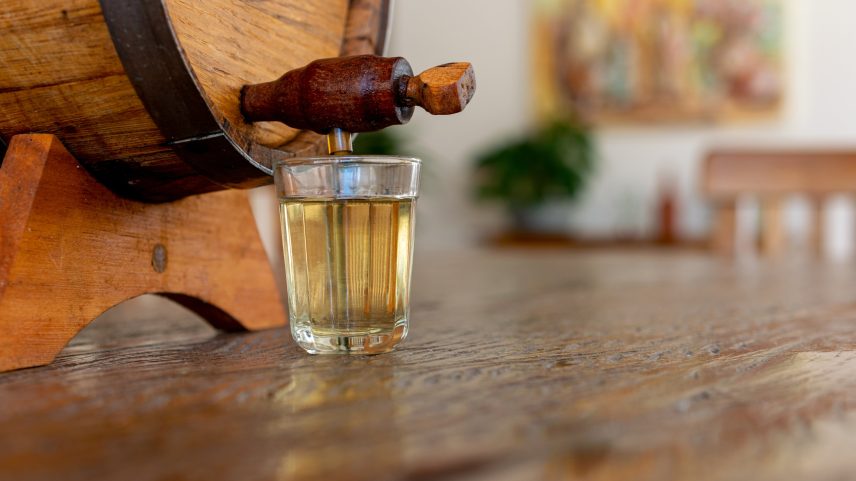 Cachaça: Em 2024, os embarques de cachaça geraram US$ 14,5 milhões, sendo cerca de US$ 3,5 milhões destinados aos EUA (Foto: Freepik)