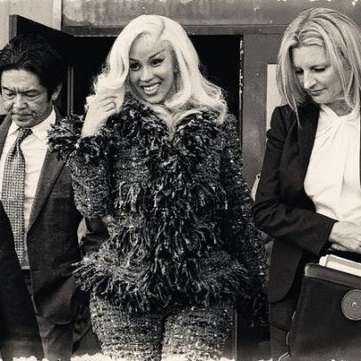 Cardi B usa traje de tweed luxuoso de R$ 37 mil durante depoimento em tribunal