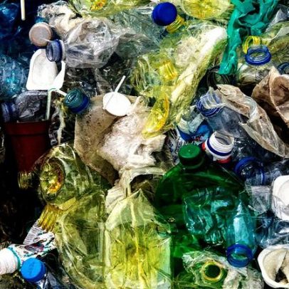 Micróbios oferecem solução inovadora para a crise dos plásticos