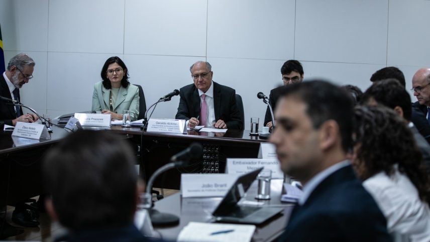 Vice-presidente Geraldo Alckmin, ladeado pela secretária de Comércio Exterior, Tatiana Prazeres, comanda nova reunião com empresários em Brasília hoje para discutir reação ao tarifaço de Trump (Foto: Brenno Carvalho)