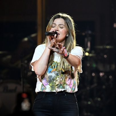 Kelly Clarkson solta palavrão e recomeça cover de sucesso do Radiohead