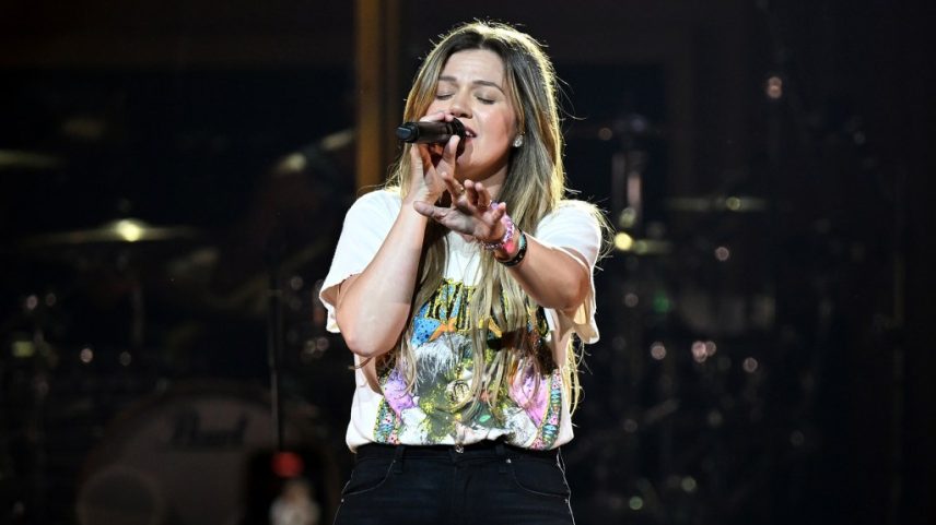 Kelly Clarkson fez uma versão de 'Creep' do Radiohead e soltou um palavrão durante seu show em Las Vegas, tendo que recomeçar a música. (Foto: Reprodução)