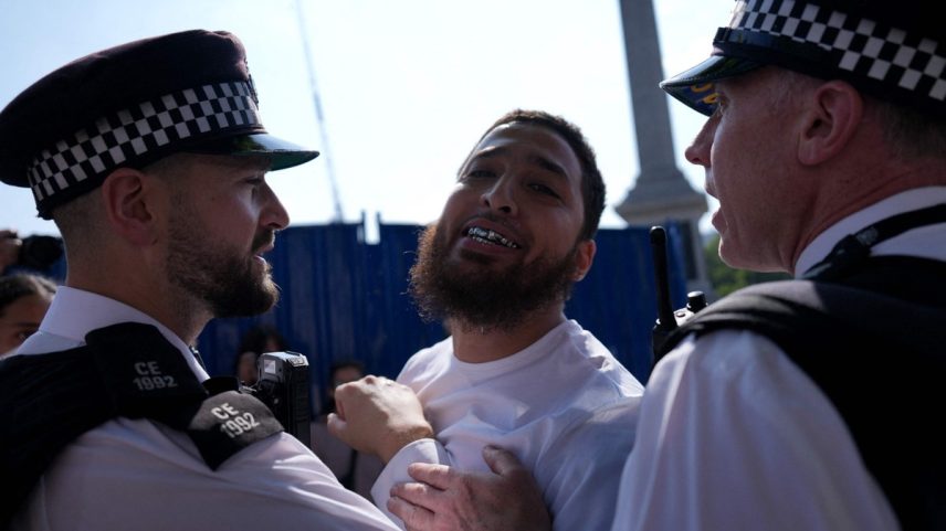 Polícia detém um manifestante em protesto pró-Israel em Londres (Foto: AFP)