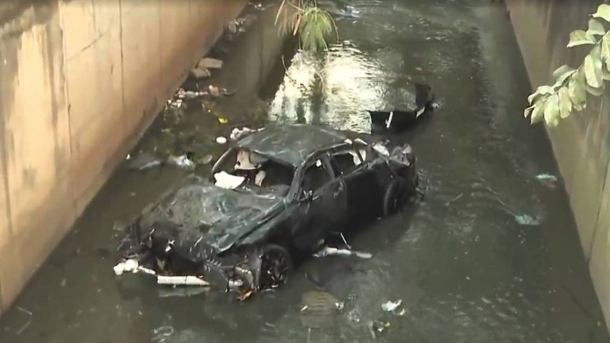 BMW ficou destruída com o acidente e parou dentro de córrego na avenida Jornalista Roberto Marinho, zona sul de SP (Foto: Reprodução TV Globo)