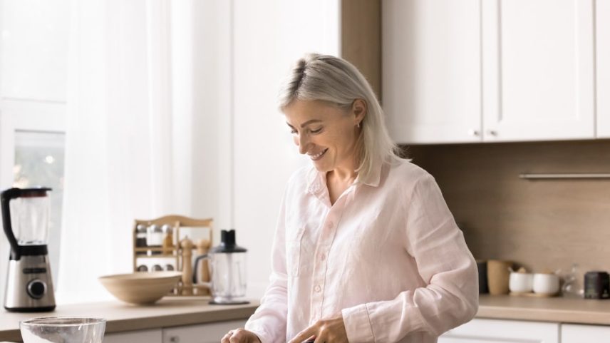 Adotar uma dieta balanceada é um dos pontos preconizados pela AHA e ajuda a alcançar outras medidas recomendadas, como o controle da glicemia e do colesterol (Foto: fizkes/Adobe Stock)