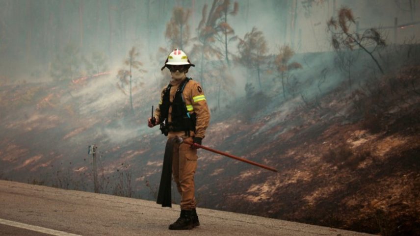 Bombeiro monitora um incêndio florestal em Pombal, em Portugal (Foto: Carlos Costa/AFP)