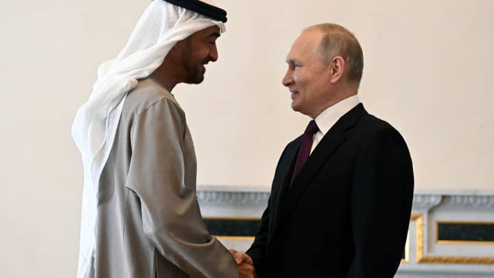 O presidente da Rússia, Vladimir Putin, aperta a mão do presidente dos Emirados Árabes Unidos, Sheikh Mohammed bin Zayed al-Nahyan, durante uma reunião em São Petersburgo, Rússia, em 11 de outubro de 2022. (Foto: Pavel Bednyakov | Sputnik | via Reuters)