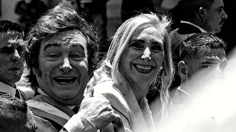 Javier Milei, presidente da Argentina, ao lado da sua irmã, Karina, nova secretária-geral da Presidência (Foto: Cezaro DE LUCA / AFP)