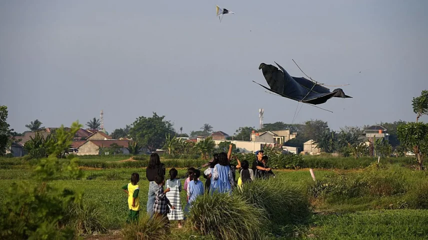 Crianças soltam pipas em um campo próximo ao aeroporto indonésio, conforme visita da BBC. (Foto: Haryo Bangun Wirawan/BBC)