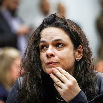 Janaína Paschoal é vaiada ao invadir palco de evento LGBTQIA+ em São Paulo
