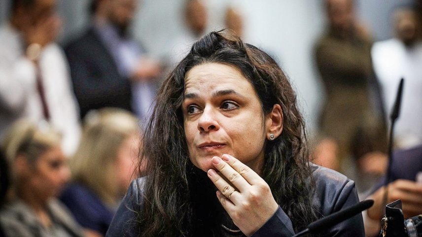 TUMULTO - Janaina Paschoal: contida e retirada do evento (Foto: Renato S. Cerqueira/Futura Press)