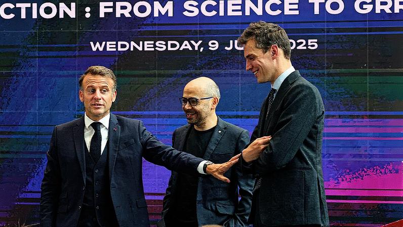 O presidente francês, Emmanuel Macron, conversa no palco com o CEO da DeepMind Technologies, Demis Hassabis (C), e o fundador e CEO da Mistral AI, Arthur Mensch (D): durante uma cúpula de IA no Imperial College London (Foto: AFP/Getty Images)