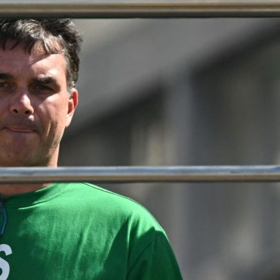 Flávio exclui vídeo de Bolsonaro em ato no Rio após polêmica nas redes sociais