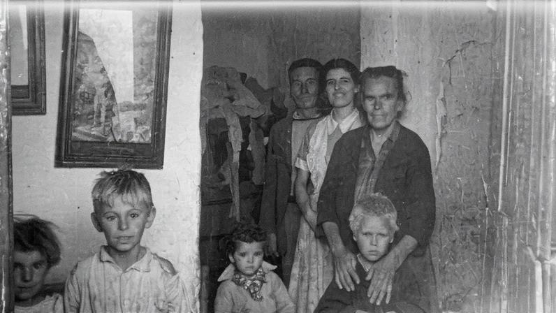 Retrato de uma família em sua residência em Málaga em agosto de 1952. (Foto: Arquivo histórico Universidade de Málaga)