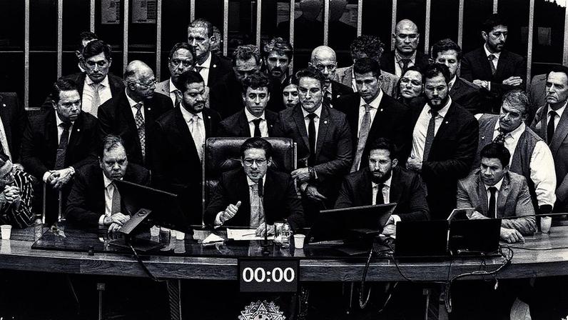 Hugo Motta abre a sessão do plenário da Câmara, no dia 6 de agosto, após motim de deputados da oposição — Foto: Brenno Carvalho / Agência O Globo