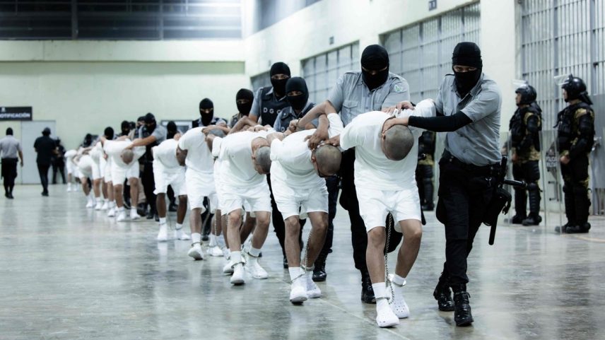 Detentos no Centro de Confinamento de Terrorismo (Cecot), em El Salvador (Foto: Presidência de El Salvador / AFP)