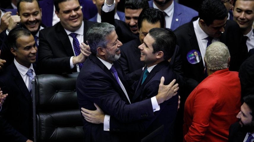 Arthur Lira abraça Hugo Motta no dia da transferência da cadeira da presidência da Câmara (Foto: Brenno Carvalho / Agência O Globo)