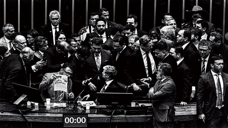Hugo Motta tenta chegar à cadeira da presidência da Câmara, mas deputados da direita a ocupam (Foto: Brenno Carvalho / Agência O Globo)