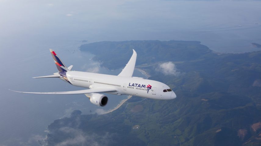 Boeing 787-9 Dreamliner da LATAM voando em maio de 2016 (Foto: Wolfe Air Aviation Learjet 25B/Divulgação)