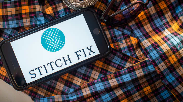 O logotipo da Stitch Fix em um smartphone disposto em Hastings-on-Hudson, Nova York, EUA, no sábado, 5 de junho de 2021. A Stitch Fix Inc. está programada para divulgar seus resultados em 7 de junho. (Foto: Tiffany Hagler-Geard/ | Bloomberg | Getty Images)