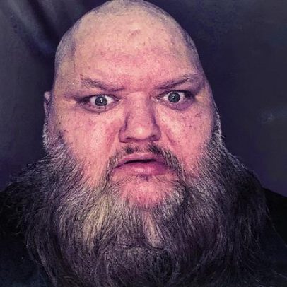 Morre o influenciador digital John Crawley, conhecido como 'KingBeardX', aos 47 anos