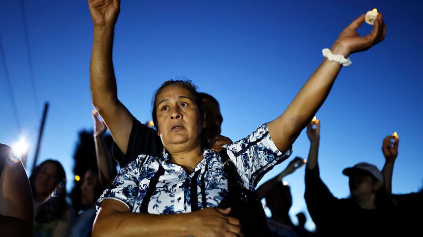 Pessoas participam de um serviço memorial em homenagem às 19 vidas perdidas durante o incêndio de Eaton em 7 de julho de 2025 em Altadena, Califórnia. (Foto: Getty Images)