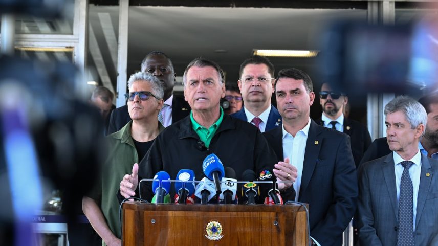 Flávio Bolsonaro ao lado do ex-presidente no Senado em julho (Foto: Edilson Rodrigues/Agência Senado)