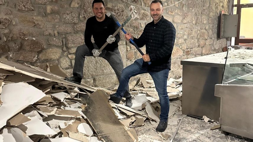 Os sócios Vinícius Fraga e Leonardo Bevilacqua no início da obra na Casa Guedes Gaia (Foto: Caio Faber/Divulgação)